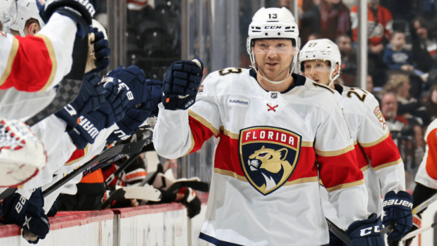 Reinhart signs 8-year contract with Panthers